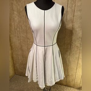 Alice and Olivia Women’s White Sleeveless Dress, Black trim, A-Line, size 4